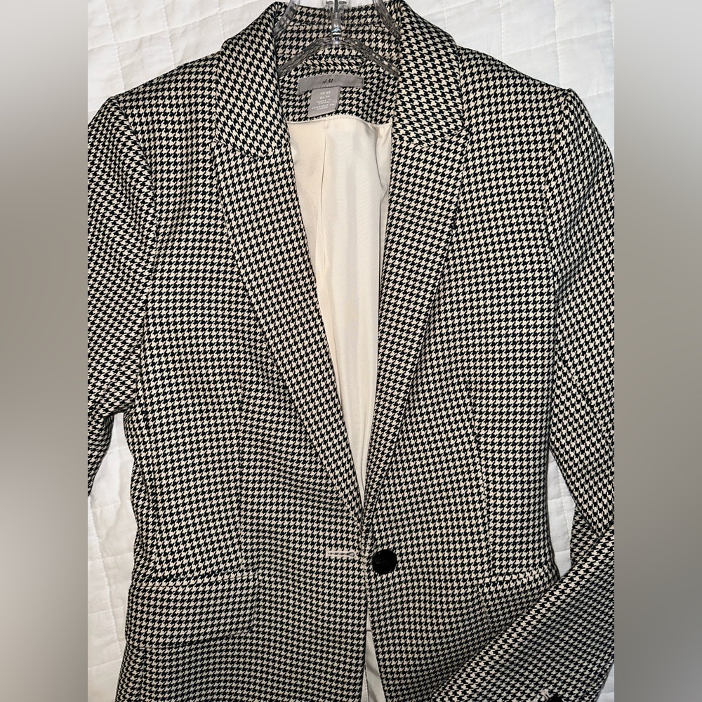 H&M blazer in XS. Never worn